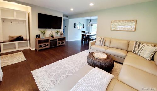 6372 Peach Dr, Clarkston, MI, 48346-1630 | Card Image