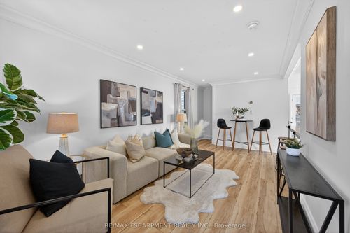 8 E 23rd St, Hamilton, ON, L8V2W6 | Card Image