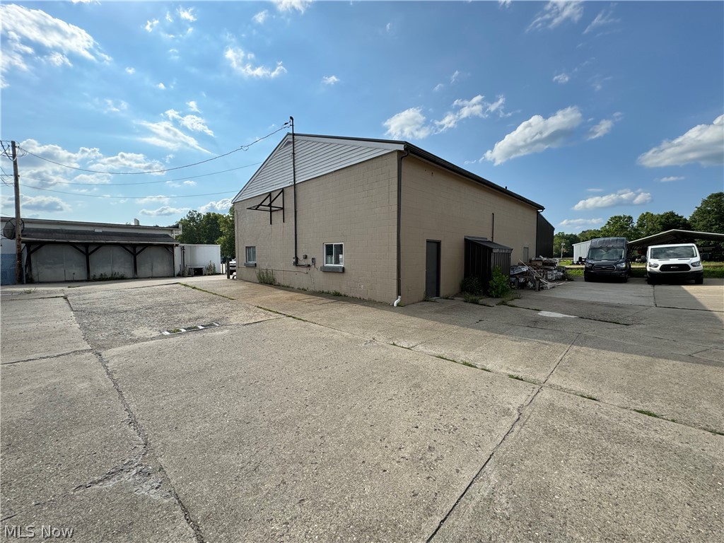 Commercial Sale in Vincent 2