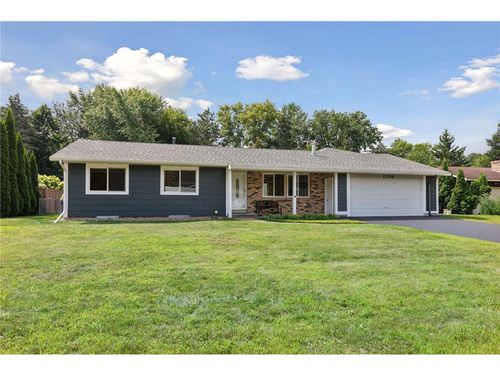 1706 Chestnut Dr, Hudson, WI, 54016-1461 | Card Image