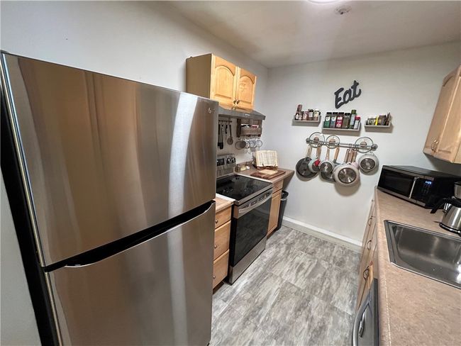 B - 19 Apache Dr, Condo with 2 bedrooms, 1 bathrooms and 2 parking in Westerly RI | Image 8