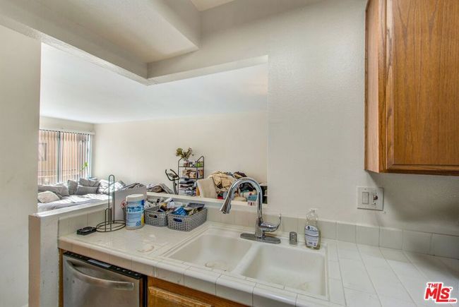 UNIT-2 - 19009 Sherman Way, Condo with 1 bedrooms, 1 bathrooms and 2 parking in Reseda CA | Image 13