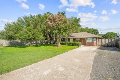 View of front facade featuring a front yard | Image 3