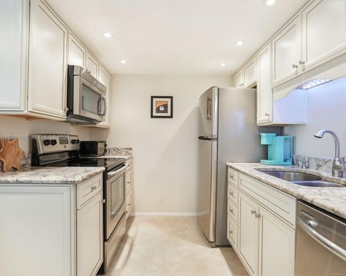 102-614 Executive Center Dr, West Palm Beach, FL, 33401-4943 | Card Image
