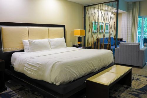 311-5300 Nw 87th Ave, Doral, FL, 33178-2102 | Card Image