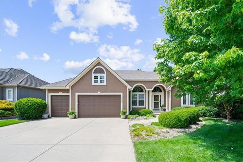 2716 Sw Arthur Dr, Lee's Summit, MO, 64082-4061 | Card Image