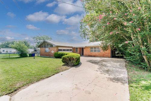 116 E Wallace Street, Gonzales, TX, 78629 | Card Image