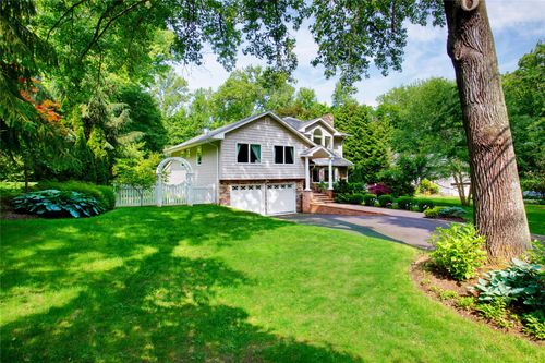 9 Rockwood Rd, Manhasset, NY, 11030-1526 | Card Image