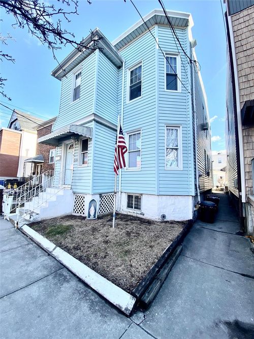 23 123rd St, College Point, NY, 11356-2639 | Card Image