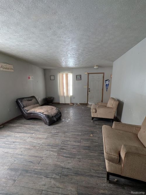 450 Kitchener St, Detroit, MI, 48215-3021 | Card Image