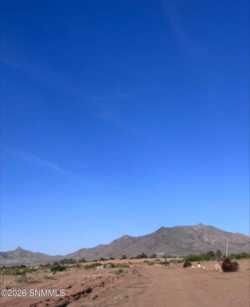 7695 Kings Rd, Las Cruces, NM, 88012-8916 | Card Image