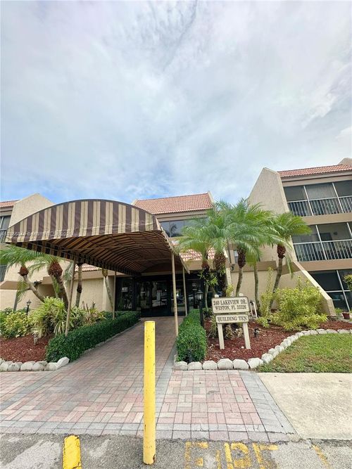 apt-212-240 Lakeview Dr, Weston, FL, 33326-1057 | Card Image