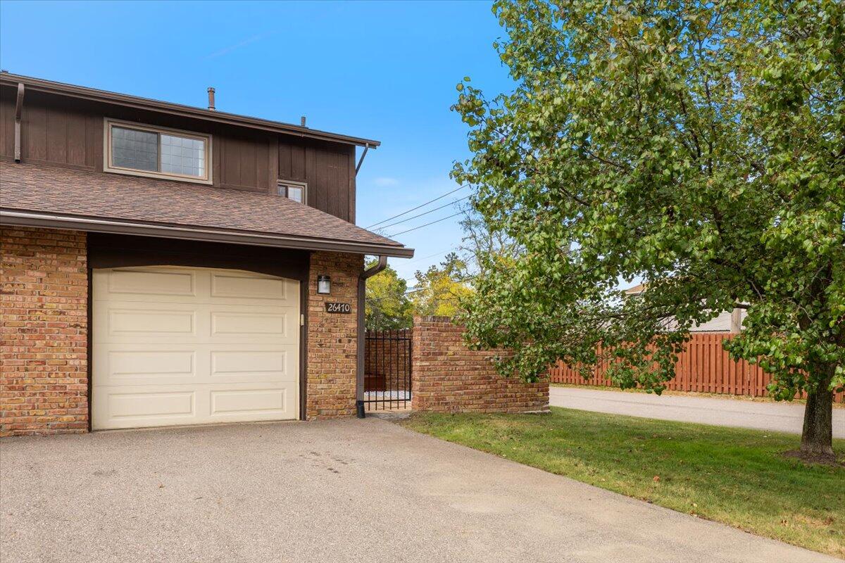 Summerdale Dr, Southfield, MI 48033