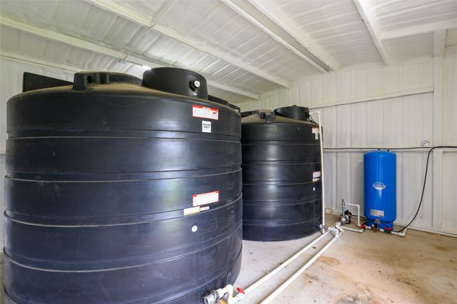 400 ft water well with insulated wellhouse and holding tanks | Image 25