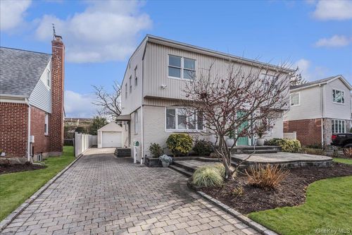 175 Primrose Dr, New Hyde Park, NY, 11040-2115 | Card Image