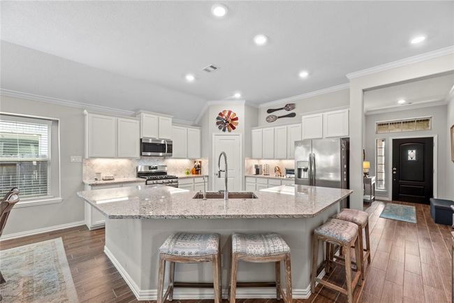 Tons of counter space | Image 8