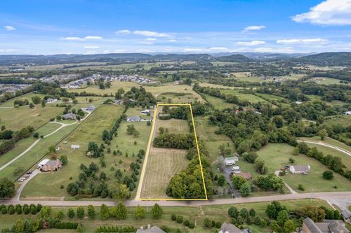 2736 Critz Ln, Thompsons Station, TN, 37179-5212 | Card Image