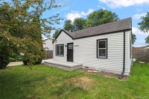 23960 Trombley St, Clinton Township, MI, 48035-3870 | Card Image