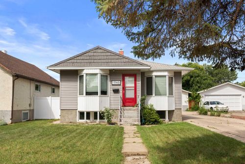 1946 15 Ave Se, Medicine Hat, AB, T1A3R8 | Card Image