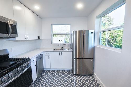 apt-5-3300 Tom Green St, Austin, TX, 78705-2473 | Card Image