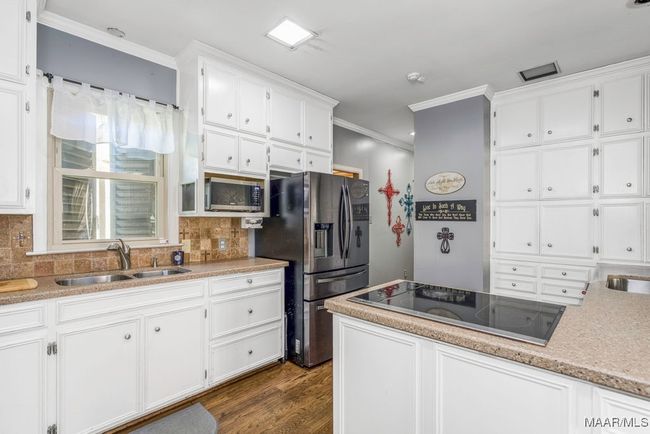 2 sinks- Double sink at kitchen window | Image 33