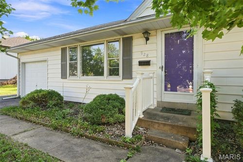 928 Poinsetta Ln, Kirkwood, MO, 63122-2560 | Card Image