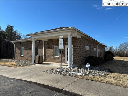 527 W Park Cir, North Wilkesboro, NC, 28659-3548 | Card Image