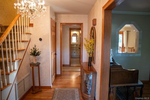 209 Blue Point Rd, Oakdale, NY, 11769-2214 | Card Image