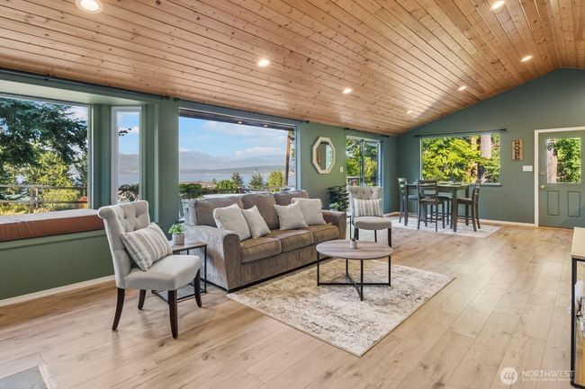 Beautiful vaulted ceilings | Image 11