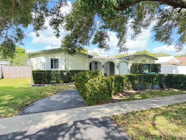 5013 Sw 88 Th Ter, House other with 3 bedrooms, 2 bathrooms and null parking in Cooper City FL | Image 5