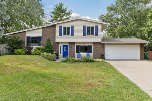 8925 29th Ave N, New Hope, MN, 55427-2440 | Card Image