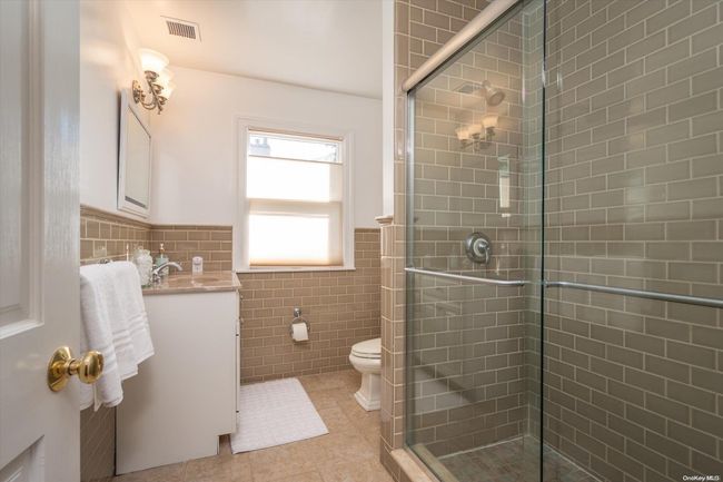Hallway Bathroom | Image 19