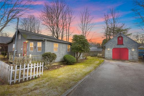 9 Edwards Ave, South Kingstown, RI, 02879-7204 | Card Image