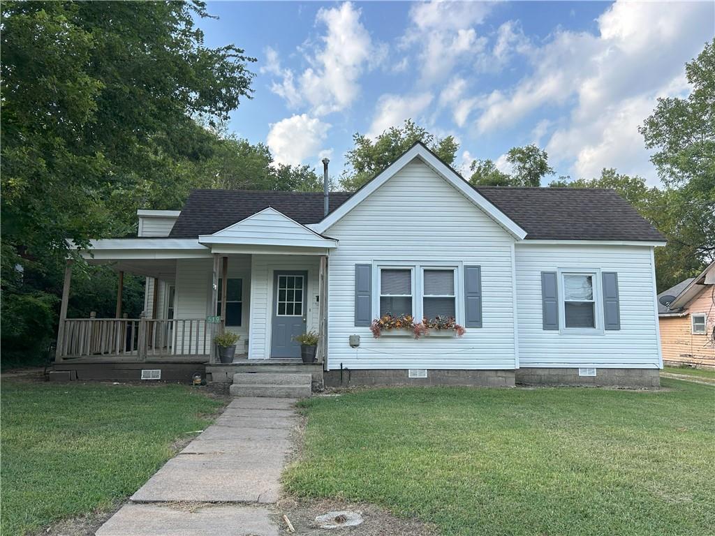 Walnut St, Nevada, MO 64772