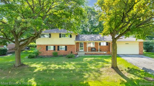 28839 Bannockburn St, Farmington Hills, MI, 48334-2705 | Card Image
