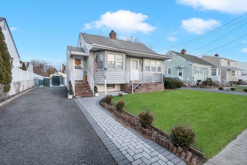 18 Cambridge Ave, Bethpage, NY, 11714-3102 | Card Image