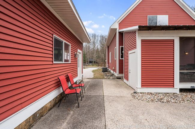 2 - cheerful surroundings | Image 38