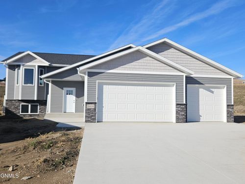 5404 Titanium Dr, Bismarck, ND, 58503-6977 | Card Image