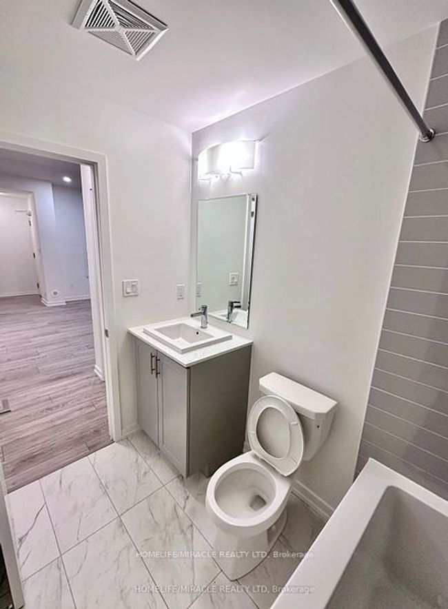 14 - 26 Lytham Green Cir, Condo with 1 bedrooms, 1 bathrooms and 1 parking in Newmarket ON | Image 4