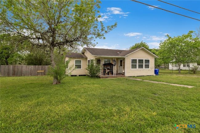 704 Maple St, House other with 2 bedrooms, 1 bathrooms and null parking in Yoakum TX | Image 15