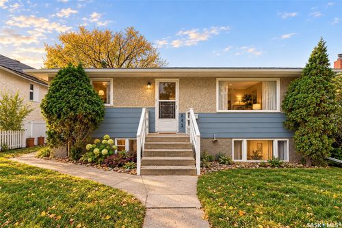 842 Grandview Street W, Moose Jaw, SK, S6H5L8 | Card Image