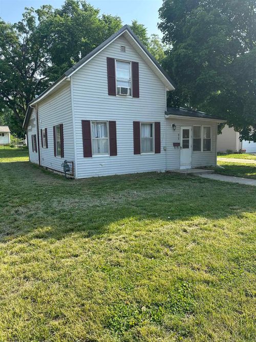 812 E Howard Street, Manchester, IA, 52057 | Card Image