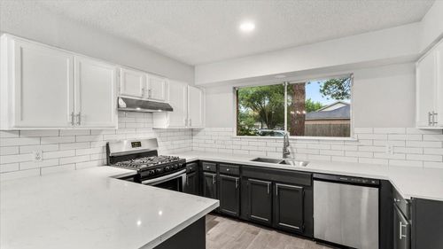 10622 Highland Woods Dr, Sugar Land, TX, 77498-1740 | Card Image