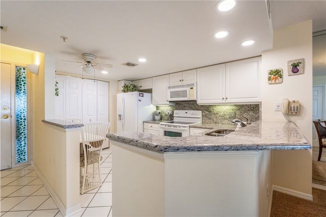 APT-9-5 - 5051 N Highway A1a, House attached with 2 bedrooms, 2 bathrooms and null parking in Hutchinson Island FL | Image 8