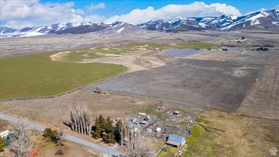 Bird's eye view with a mountain view | Image 3