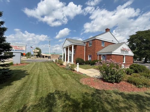 8215340 Appleton Ave, Menomonee Falls, WI, 53051-3777 | Card Image