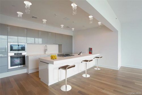 ph40c-1 Renaissance Sq, White Plains, NY, 10601-3000 | Card Image
