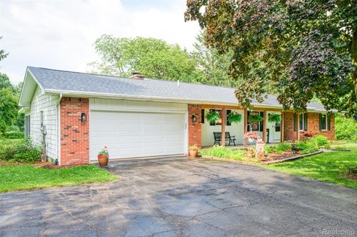 8077 Hunter Rd, Bath, MI, 48808-8443 | Card Image
