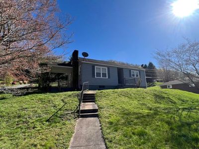 1022 Taylor St, Home with 2 bedrooms, 1 bathrooms and null parking in Hinton WV | Image 3