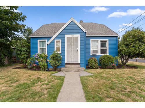 789 Hall St, Woodburn, OR, 97071-4217 | Card Image